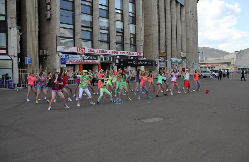 Флешмоб под Gangnam Style прошел у входа в "Олимпийский" 1 фото