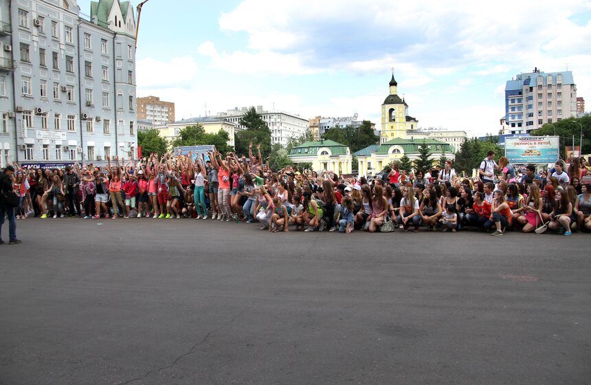 Флешмоб под Gangnam Style прошел у входа в "Олимпийский" 2 фото