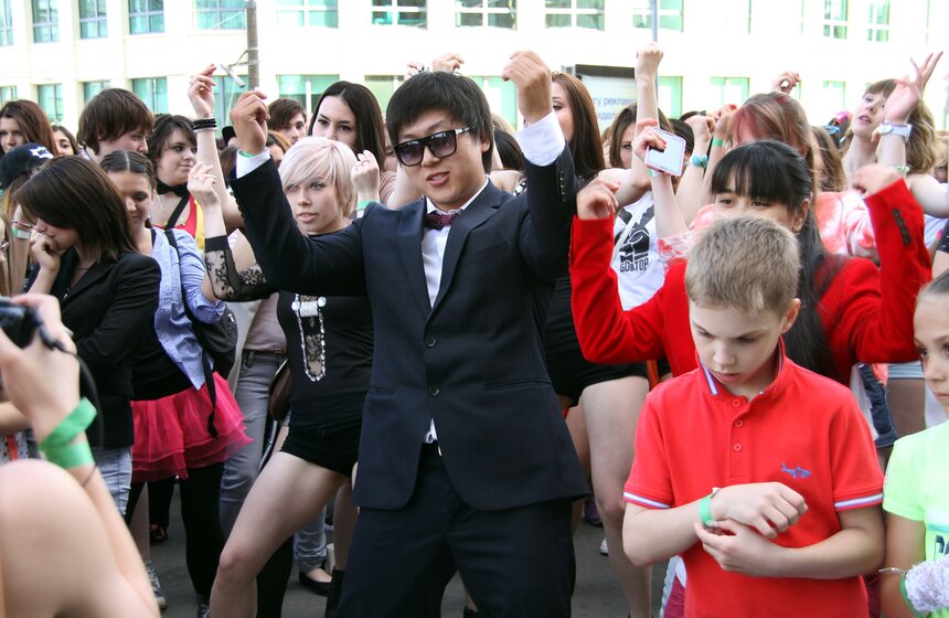 Флешмоб под Gangnam Style прошел у входа в "Олимпийский" 10 фото