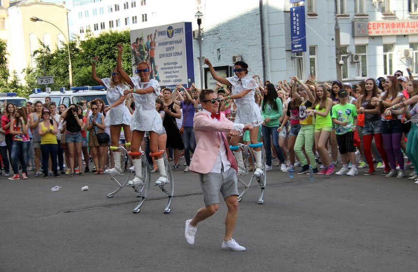 Флешмоб под Gangnam Style прошел у входа в "Олимпийский" 7 фото