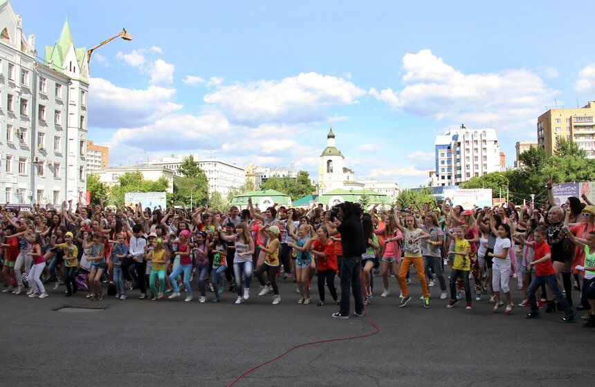 Флешмоб под Gangnam Style прошел у входа в "Олимпийский" 8 фото