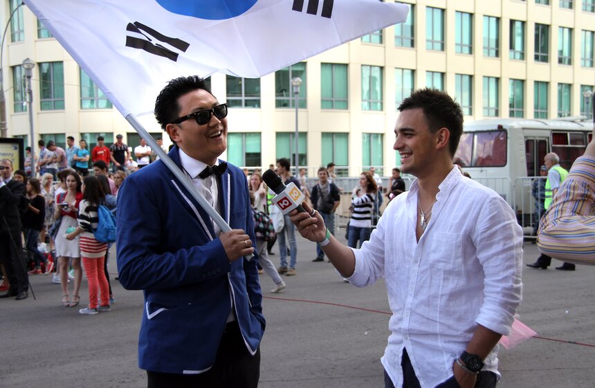 Флешмоб под Gangnam Style прошел у входа в "Олимпийский" 5 фото