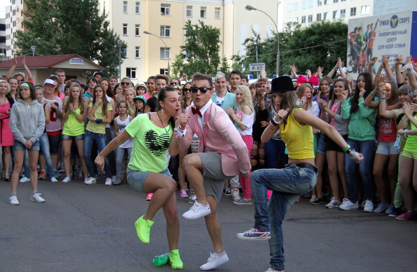 Флешмоб под Gangnam Style прошел у входа в "Олимпийский" 6 фото