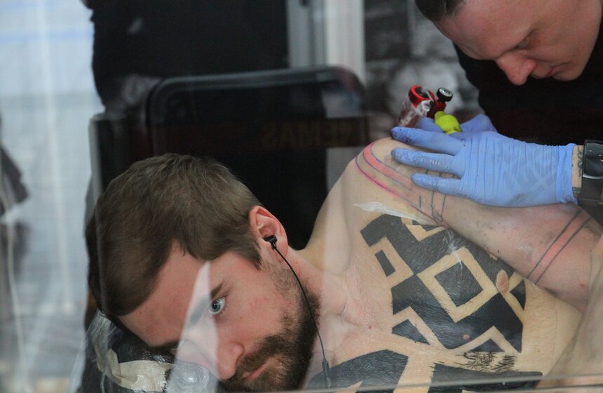 Экстремальная акция: тату как в "Табу" 11 фото