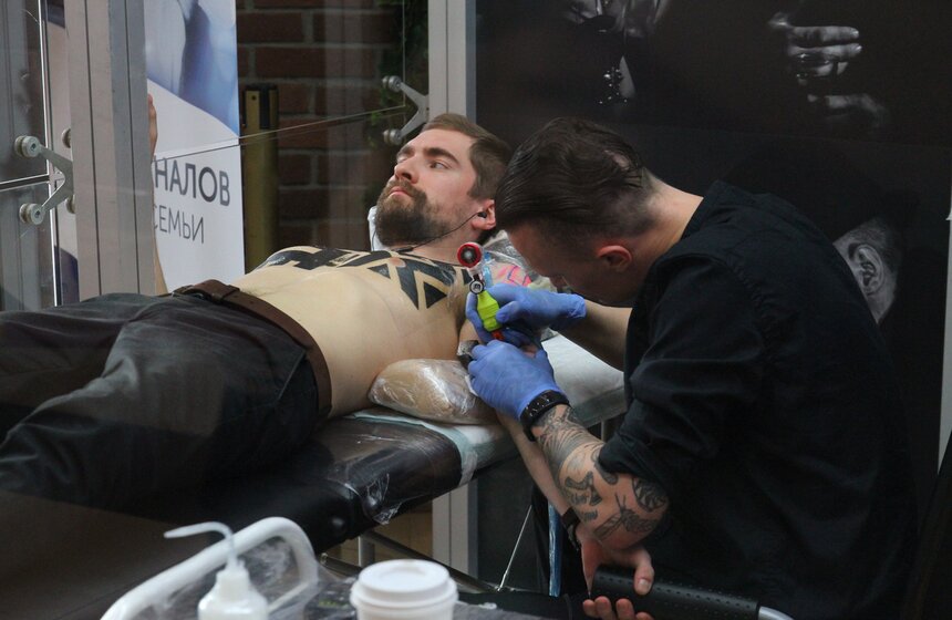 Экстремальная акция: тату как в "Табу" 10 фото