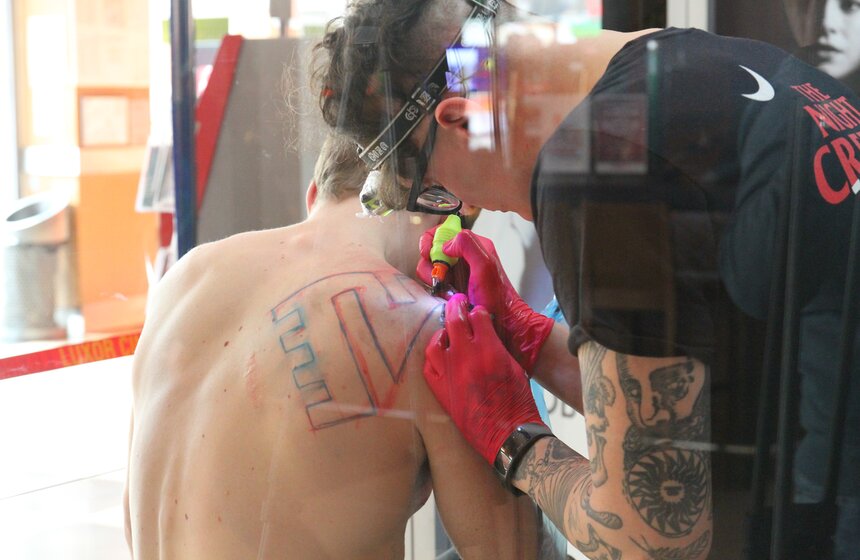 Экстремальная акция: тату как в "Табу" 4 фото