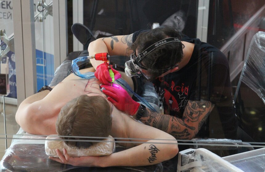 Экстремальная акция: тату как в "Табу" 6 фото