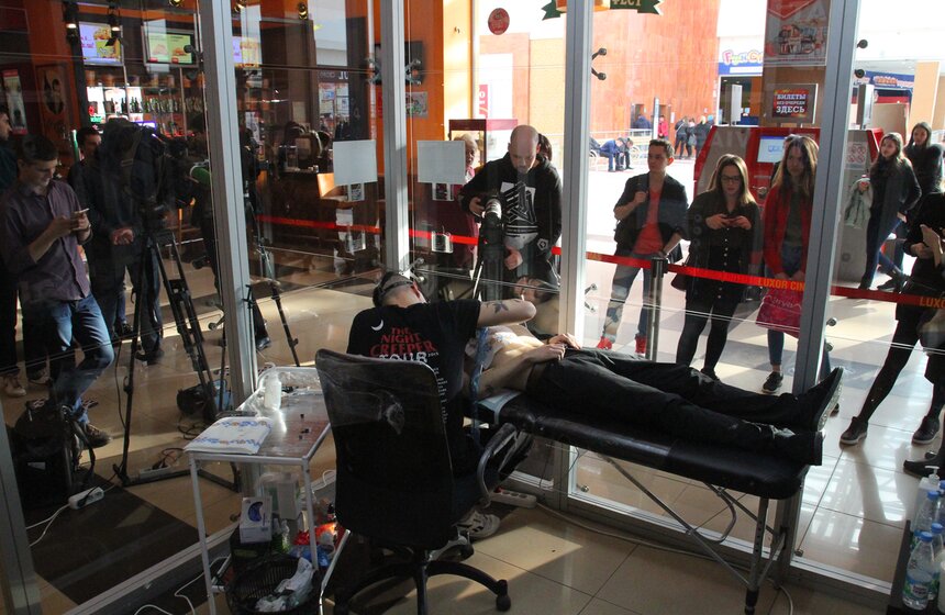 Экстремальная акция: тату как в "Табу" 9 фото