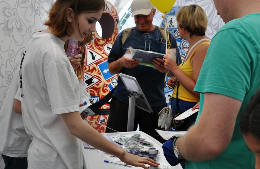 Выставка матрешек "Пристегнись, страна!" 10 фото