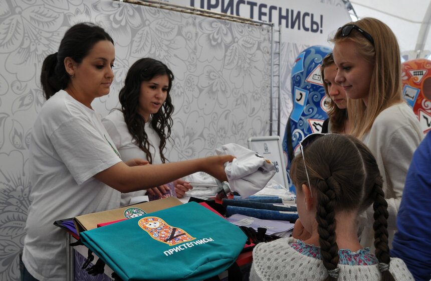 Выставка матрешек "Пристегнись, страна!" 7 фото