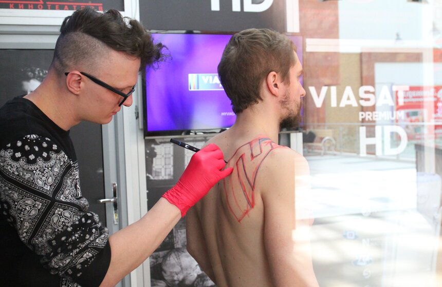 Экстремальная акция: тату как в "Табу" 3 фото