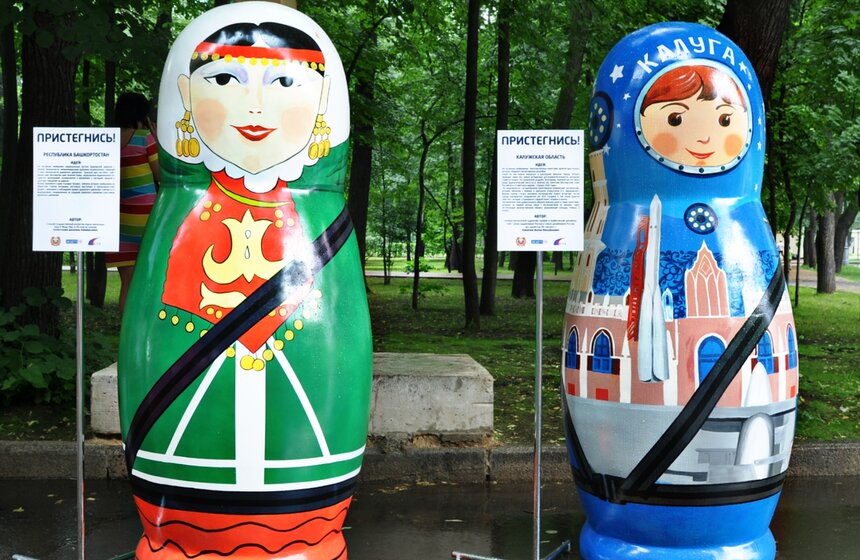 Выставка матрешек "Пристегнись, страна!" 6 фото