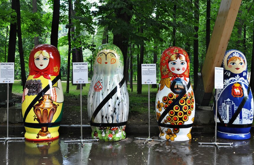 Выставка матрешек "Пристегнись, страна!" 4 фото