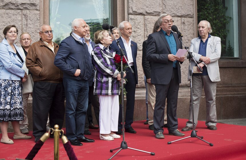 В столице открылась мемориальная доска Андрею Вознесенскому 1 фото