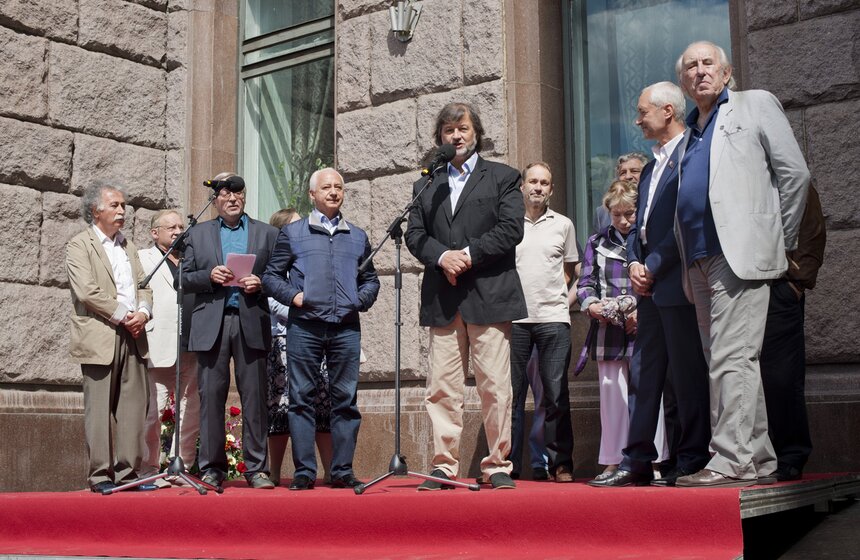 В столице открылась мемориальная доска Андрею Вознесенскому 2 фото