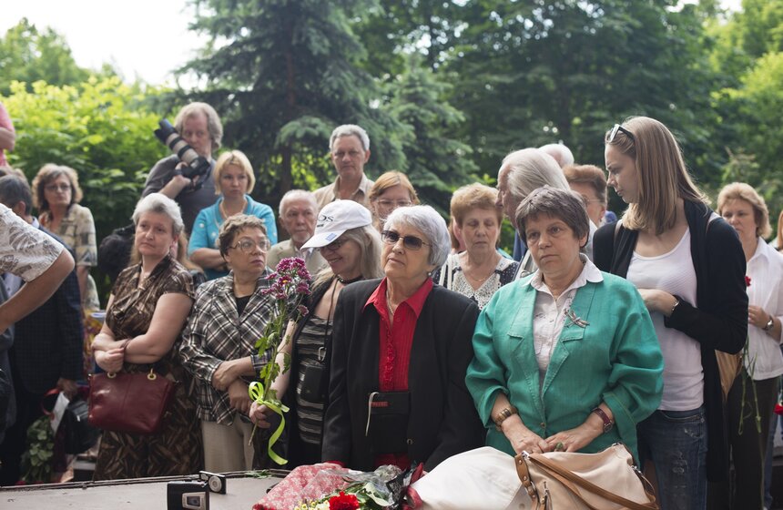 В столице открылась мемориальная доска Андрею Вознесенскому 6 фото