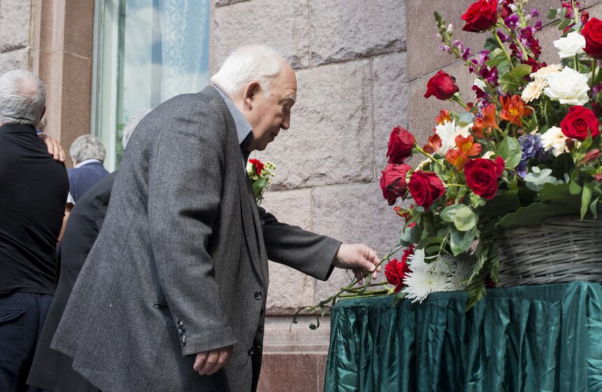 В столице открылась мемориальная доска Андрею Вознесенскому 8 фото