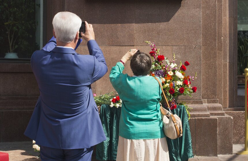 В столице открылась мемориальная доска Андрею Вознесенскому 9 фото