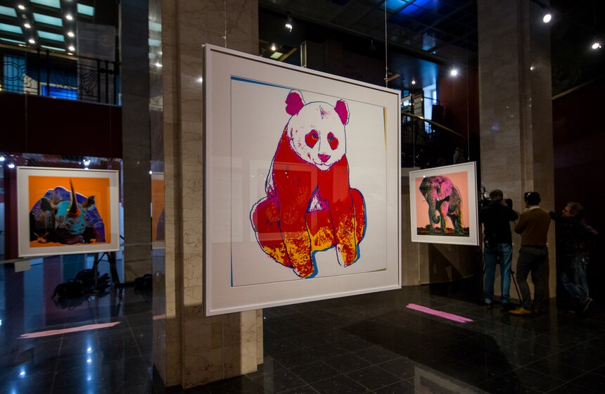 Выставка Уорхолла об исчезающих животных открылась в Москве 14 фото