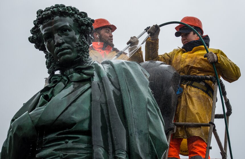 Памятник Пушкину помыли после зимы 5 фото