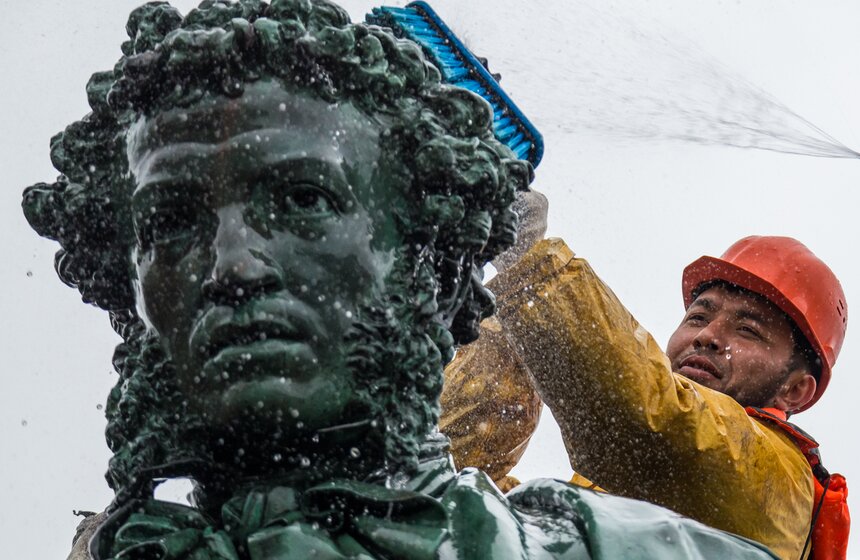 Памятник Пушкину помыли после зимы 6 фото