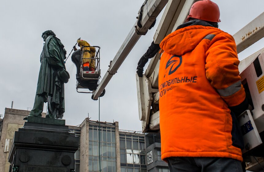 Памятник Пушкину помыли после зимы 7 фото