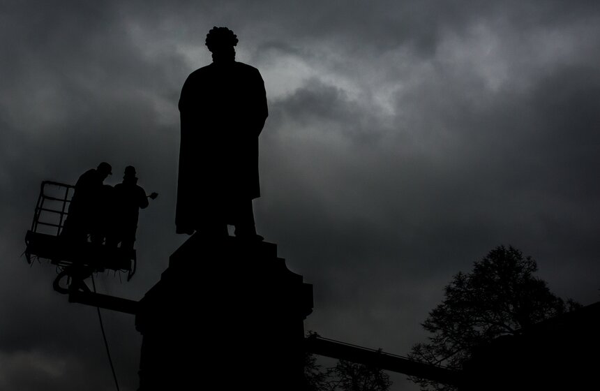 Памятник Пушкину помыли после зимы 9 фото