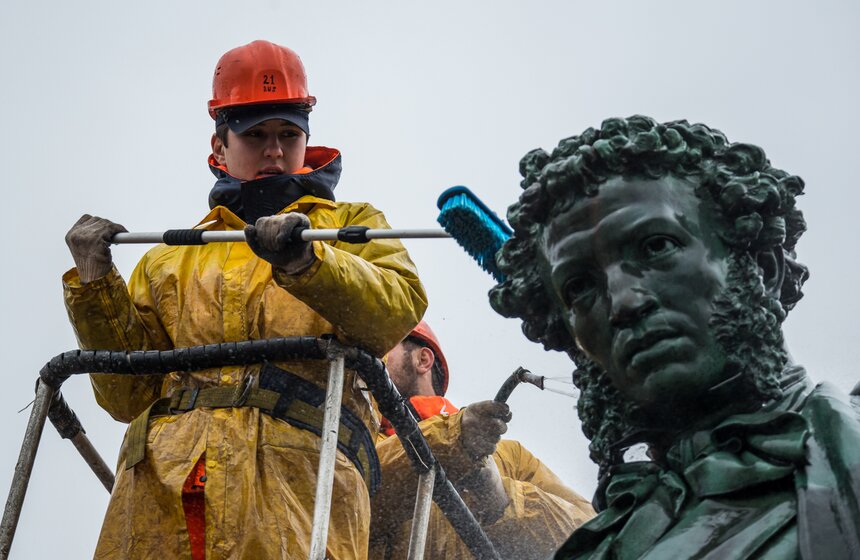 Памятник Пушкину помыли после зимы 11 фото
