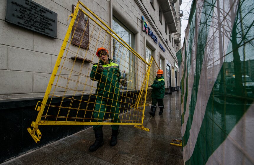 Коммунальщики подрезали деревья на Тверской улице 1 фото