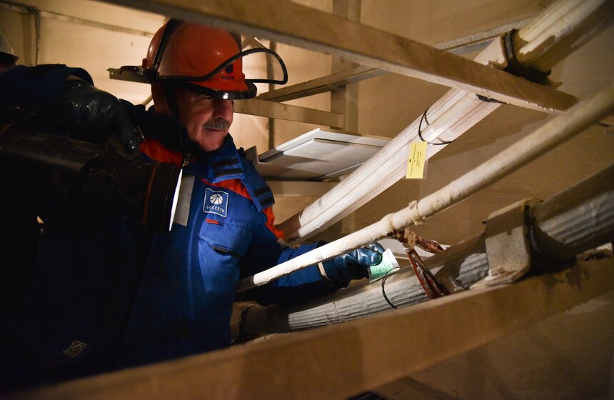 Работа энергетиков в период весеннего паводка 10 фото