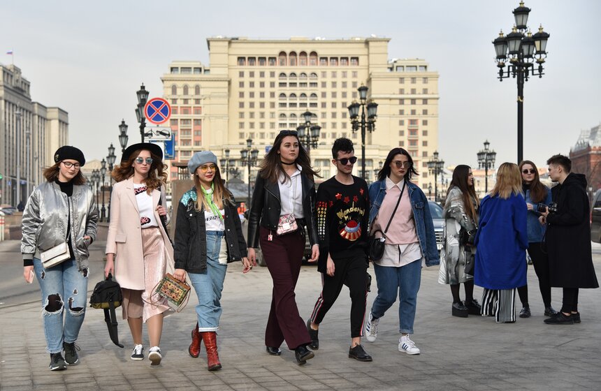 Это что на вас такое: наряды гостей Mercedes-Benz Fashion Week 14 фото