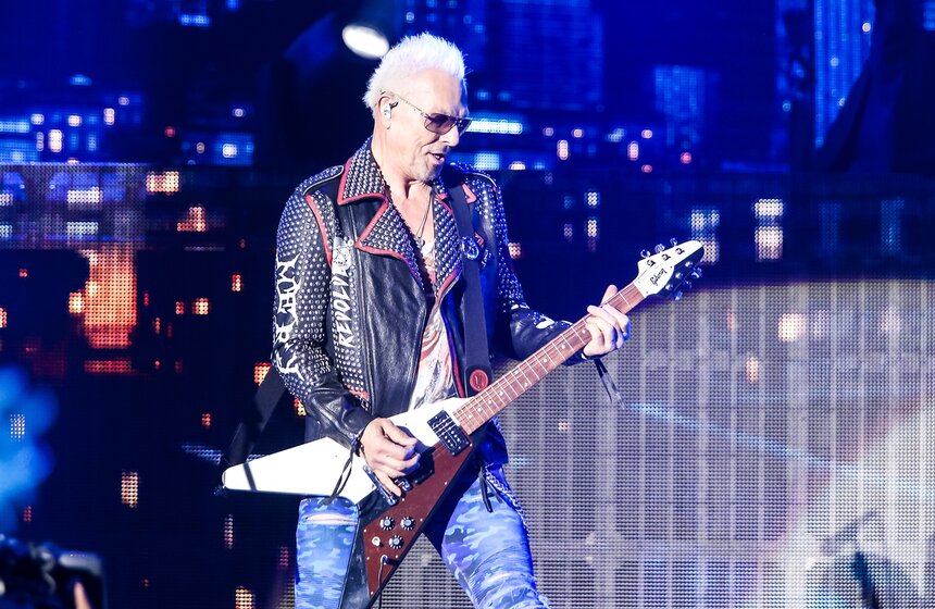 На The Scorpions стоит купить билеты хотя бы за тем, чтобы увидеть одного из участников списка "Величайших артистов хард-рока" по версии VH1