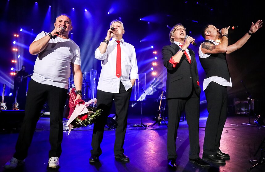 Артисты исполнили шуточный микс из своих самых известных песен