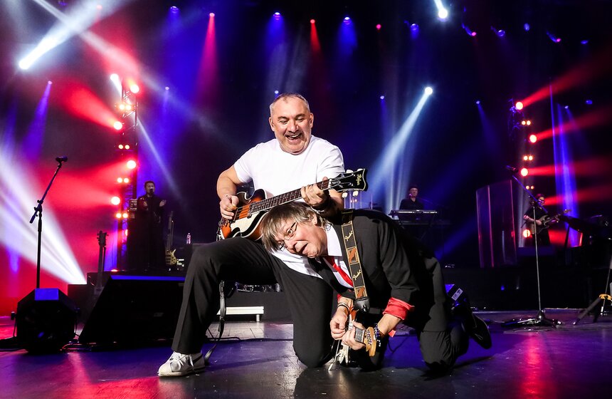 К концу концерта зрители танцевали, стоя у кресел, в проходах и перед сценой