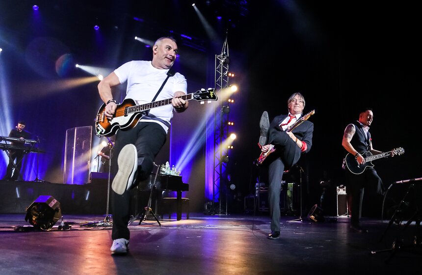 Музыканты так зажигательно выступали, что публика тоже не усидела в креслах