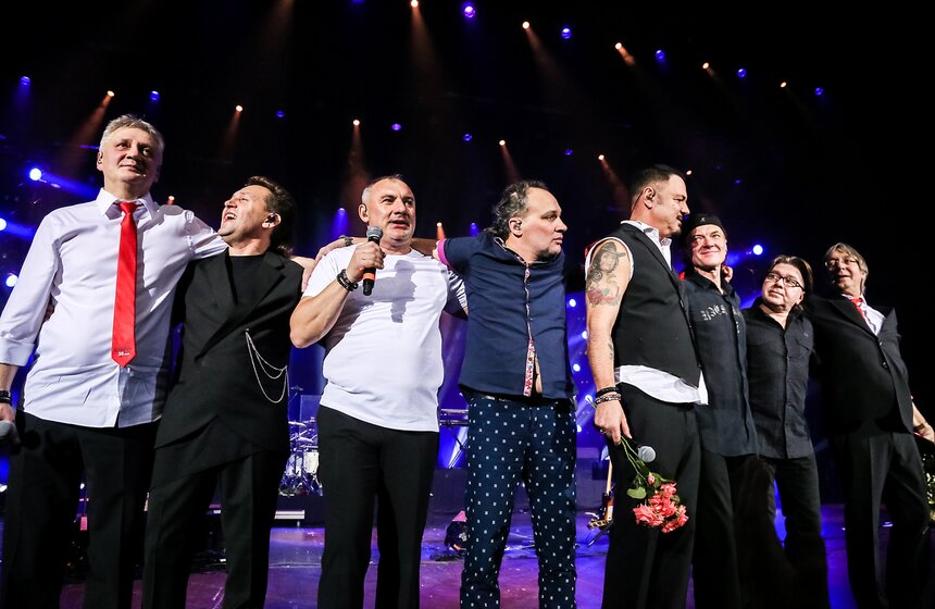 Концерт завершили символичными песнями "Не говори мне "Прощай!"  и "Где найти слова"