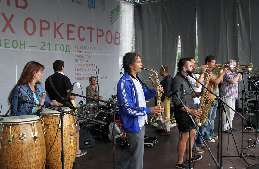 В Москве прошел "Фестиваль шагающих оркестров" 12 фото