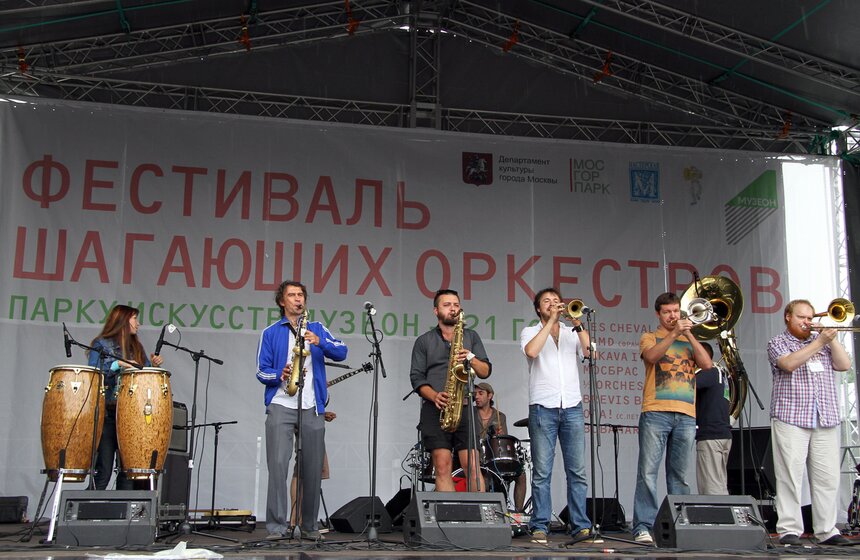 В Москве прошел "Фестиваль шагающих оркестров" 7 фото