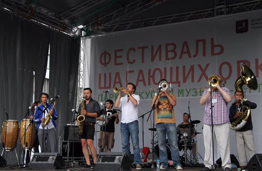 В Москве прошел "Фестиваль шагающих оркестров" 5 фото