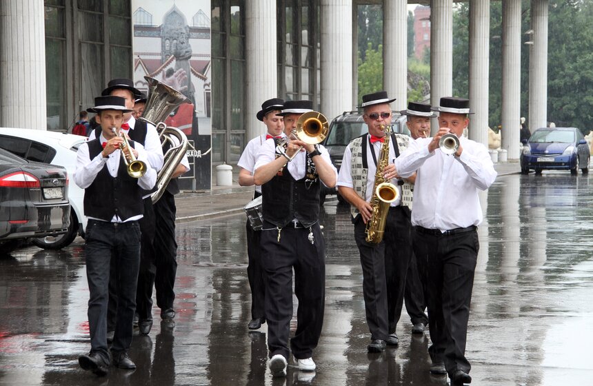 В Москве прошел "Фестиваль шагающих оркестров" 10 фото