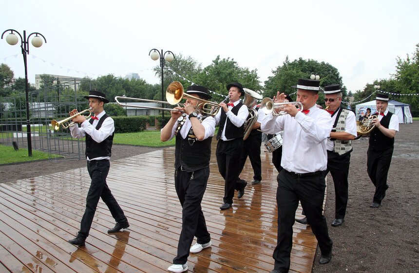 В Москве прошел "Фестиваль шагающих оркестров" 3 фото