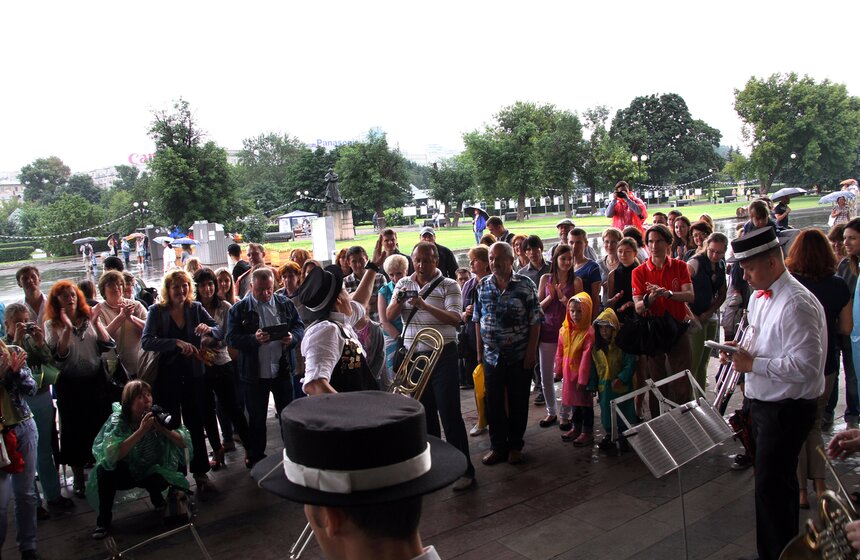 В Москве прошел "Фестиваль шагающих оркестров" 16 фото