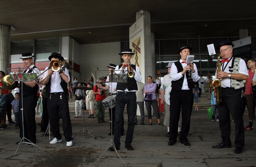 В Москве прошел "Фестиваль шагающих оркестров" 14 фото