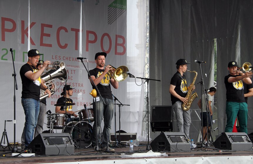В Москве прошел "Фестиваль шагающих оркестров" 17 фото