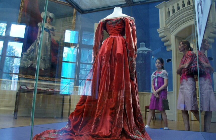 В парке "Царицыно" проходит выставка "Большой бал" 14 фото