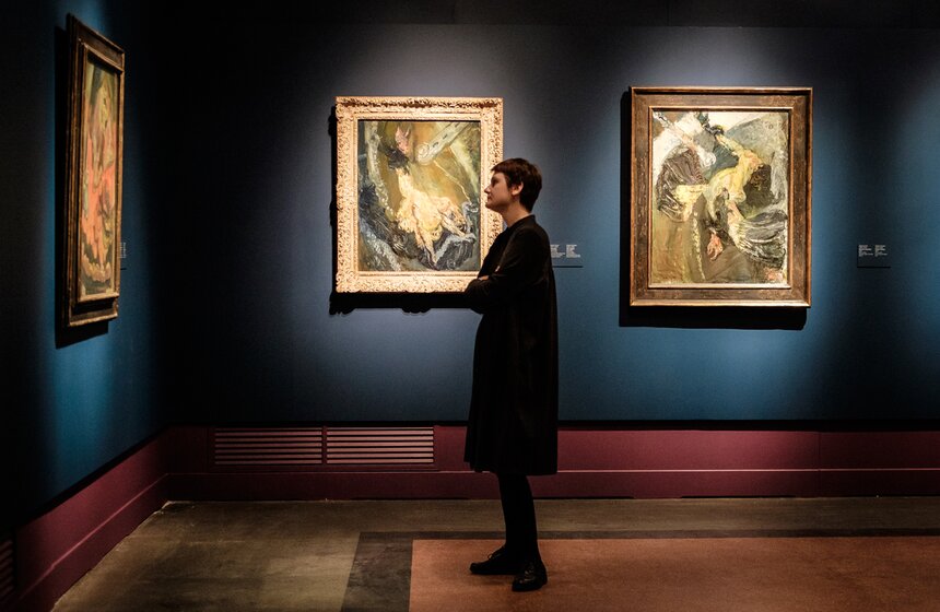 В экспозиции представлено 60 произведений