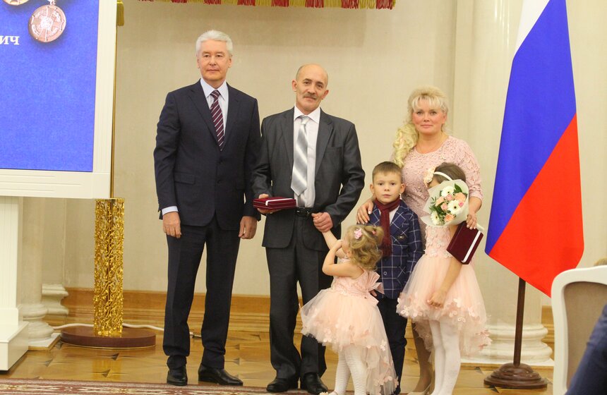 Семьи, которым присуждается награда, должны вести здоровый образ жизни, обеспечивать надлежащий уровень образования, а также физического, духовного и нравственного развития детей