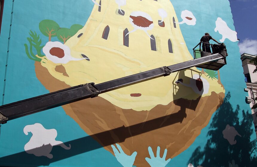 Стену дома в центре Москвы украсят граффити художника Гуаличо 1 фото