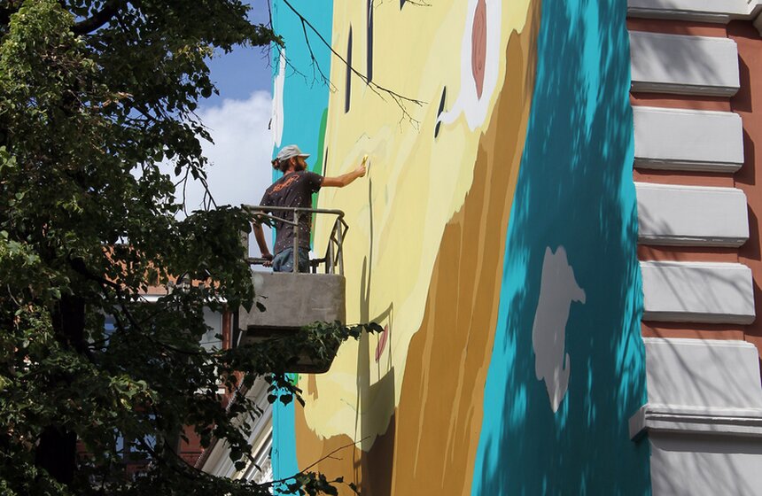 Стену дома в центре Москвы украсят граффити художника Гуаличо 4 фото