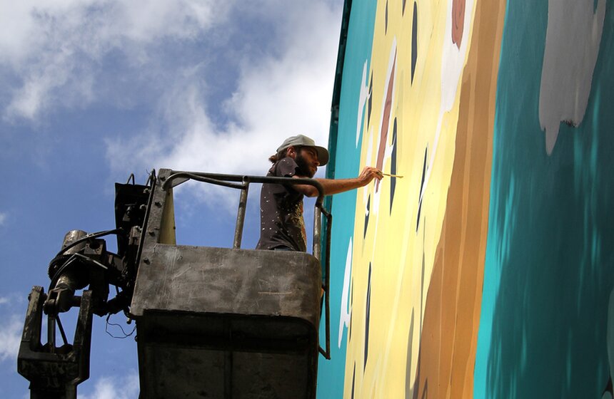 Стену дома в центре Москвы украсят граффити художника Гуаличо 3 фото